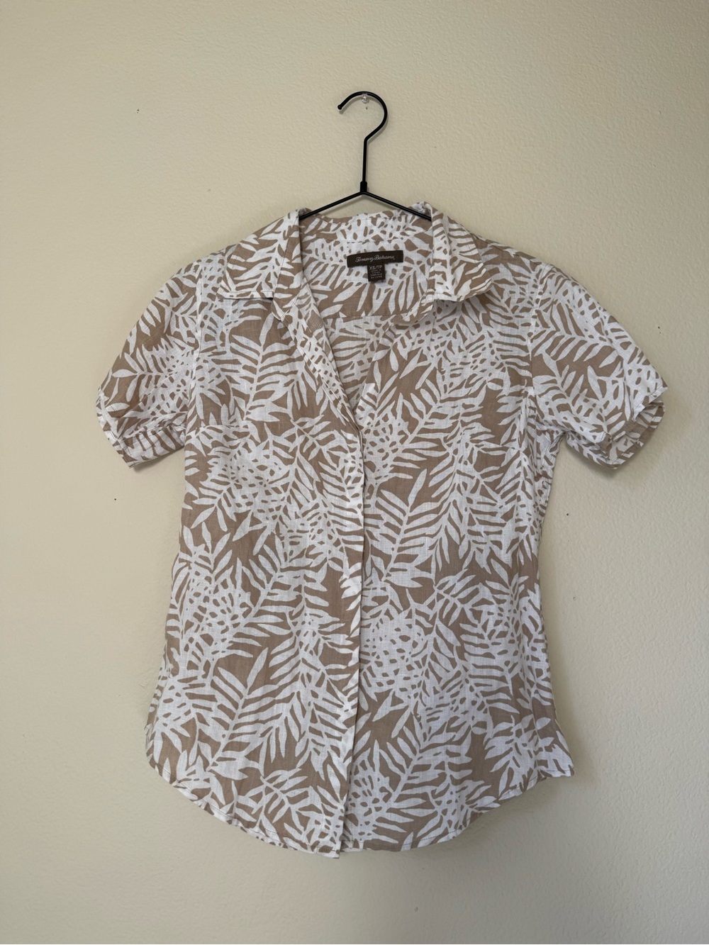 Tommy Bahama 100 % linen Tan and White Leaf-Print Short Sleeve Blouse